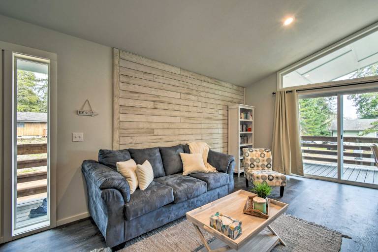 Cozy Cottage on the Coast Near Downtown Westport! — photo 4