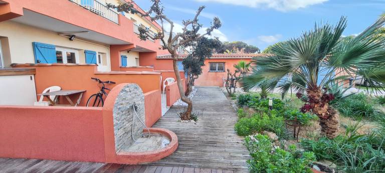Comfortable Studio in Hyères with Terrace and Garden – 20 m² in Gien