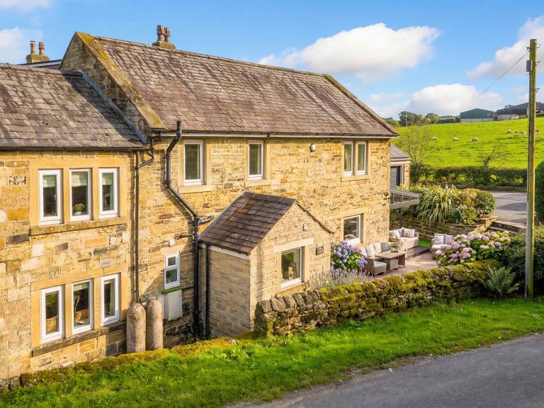 Cottage with hot tub, grill & yard | Beach view in Harrogate