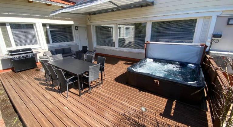 Stunning 5BR 16 Bed Home with Finnish Sauna & Jacuzzi 340 m2 — photo 4