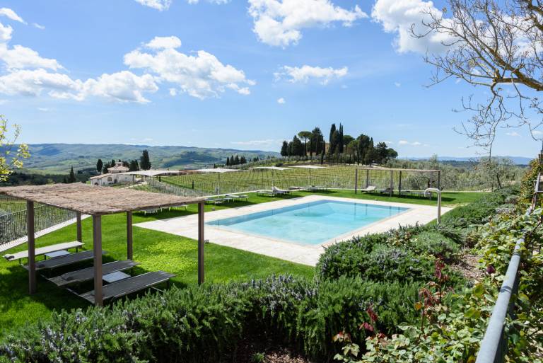 Family-oriented beautiful villa with grill, pool & hot tub | Pets allowed — photo 4