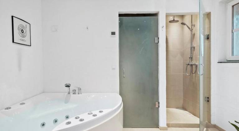 Vacation home with jacuzzi — photo 4