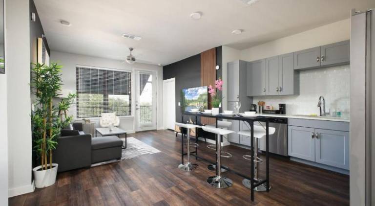 Stylish 2BR w Pool, Gym, Prking-Near Rvrwalk & Dome — photo 3