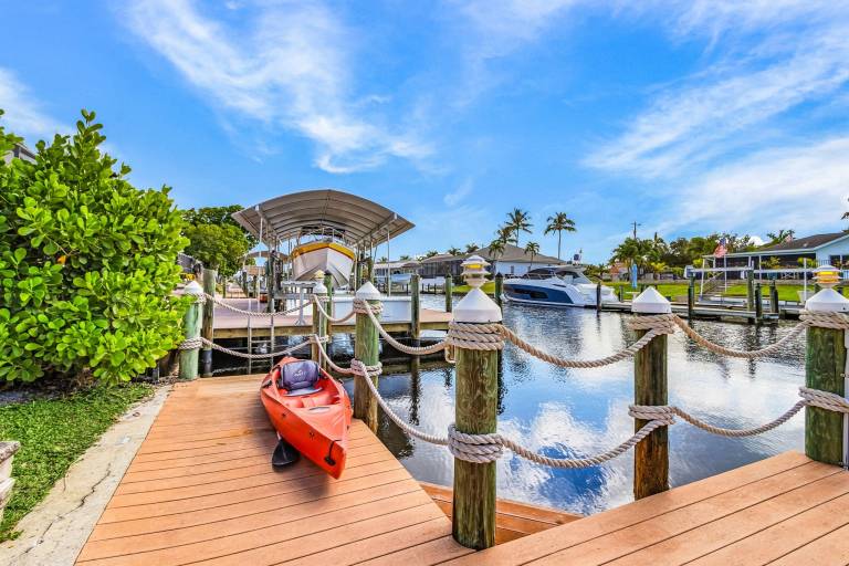 House with private pool & barbeque | Water view — photo 4