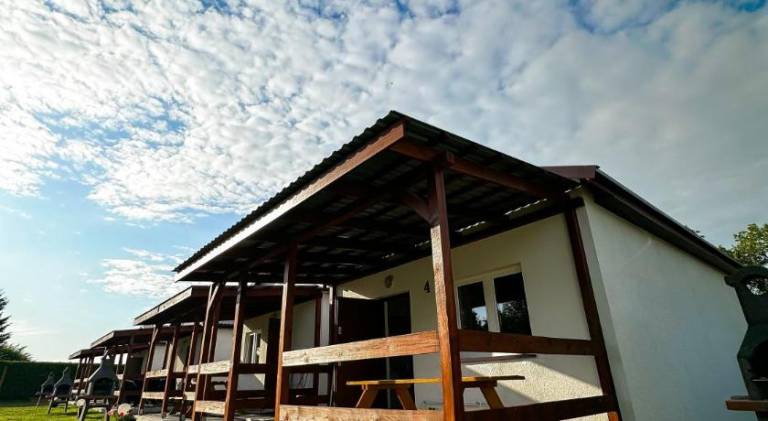House with barbecue, patio & yard in Rewal