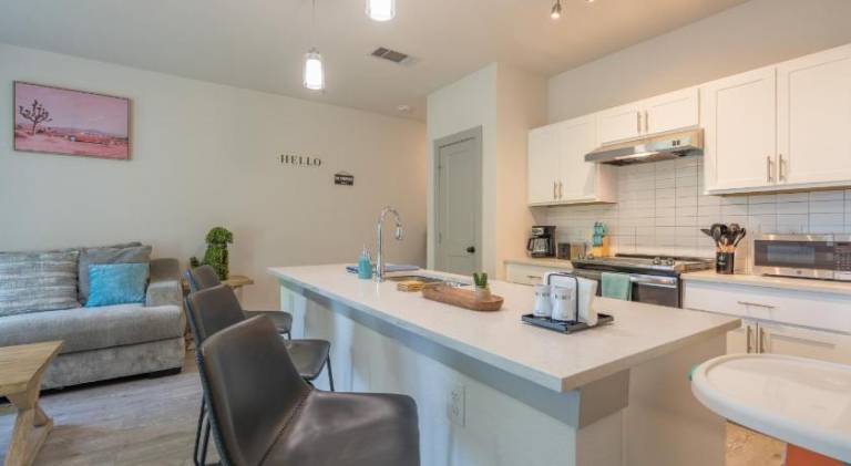 Riverwalk and Pool view Apt with King bed Infinity Pool Gym Free Parking — photo 5