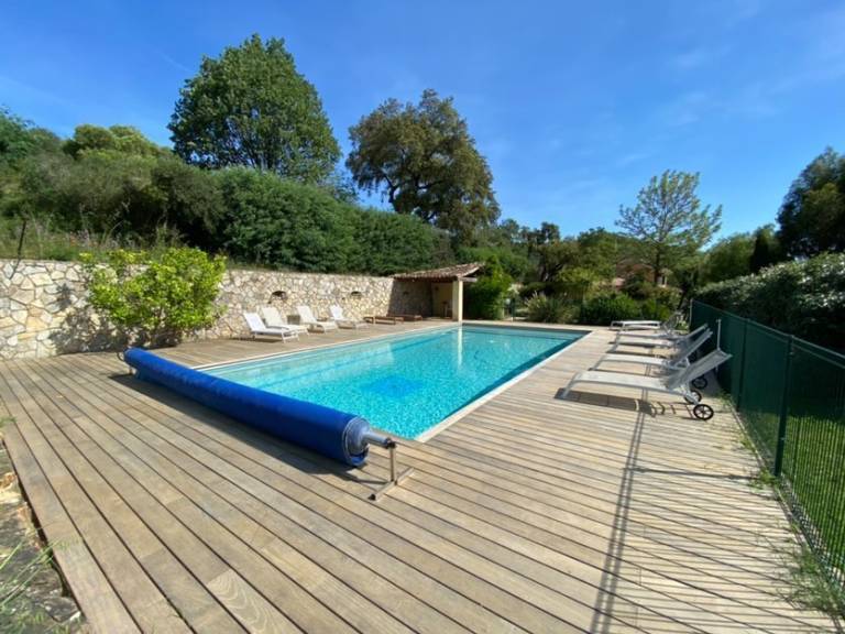 Gite with patio, garden & barbeque in Toulon