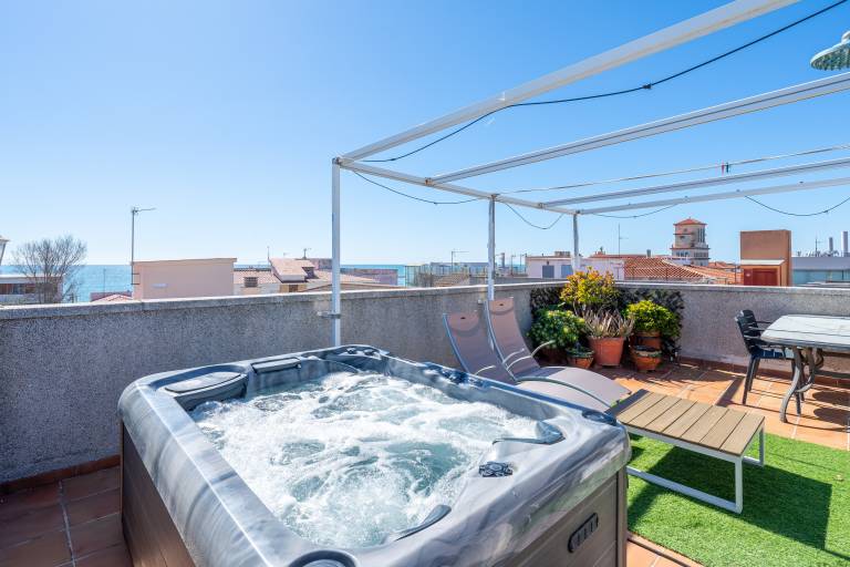 Apartment with hot tub, fast internet & patio | Beach view in El Vendrell