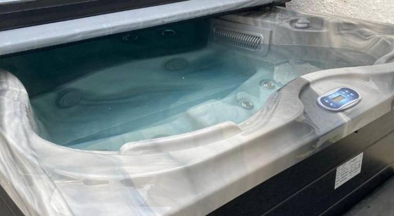 Vacation home with hot tub | Pet-friendly in Lyndhurst