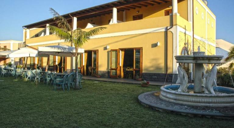 Serviced apartment with patio, pool & garden | Pet-friendly — photo 5