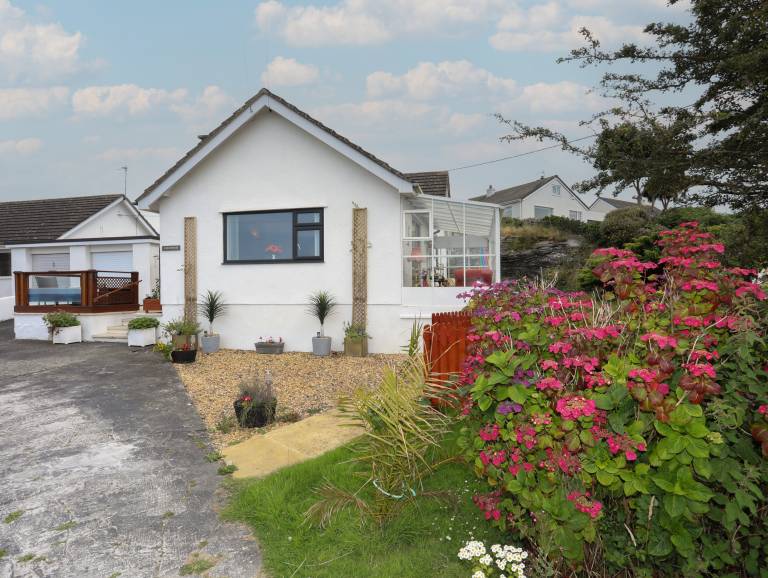 Cottage with garden | Beach view — photo 2