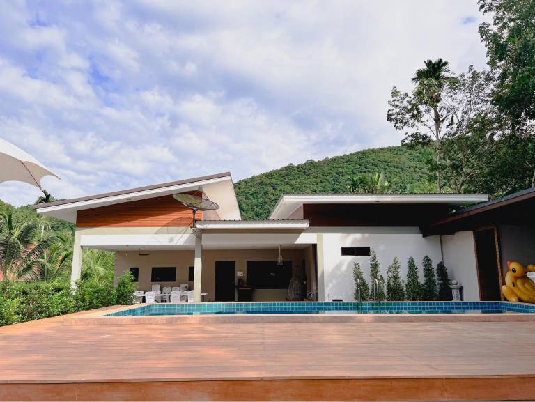 Villa with hot tub, BBQ & private pool — photo 2