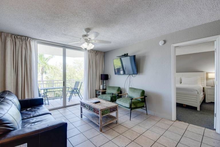 Condo with pool — photo 4