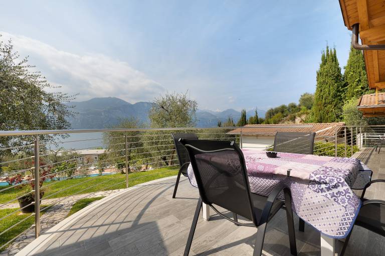 Holiday apartment with garden, barbeque & patio | Lake view — photo 5