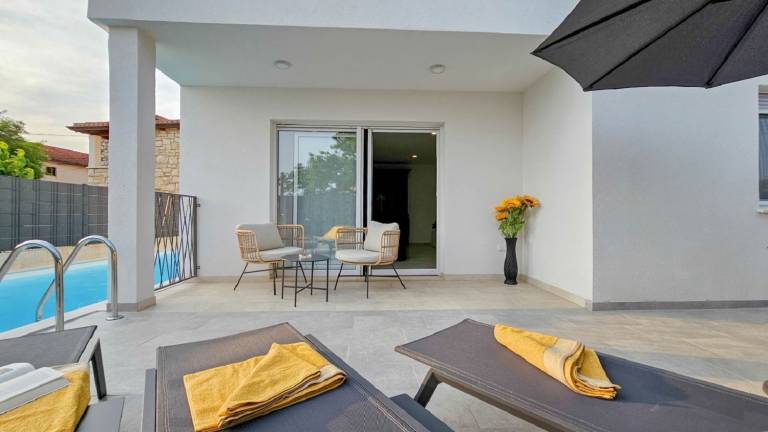 Exquisite villa with private pool, BBQ, table football and en suite bathrooms — photo 4