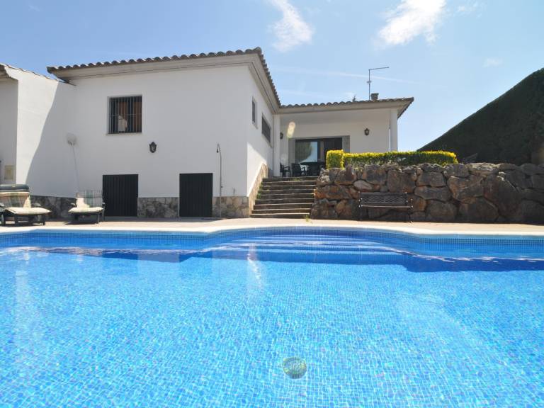 Tranquil Getaway: Cozy Ground-Floor Home with Private Pool and Large Terrace — photo 4