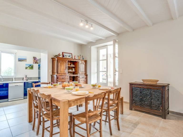 Fully equipped nice vacation home with patio, grill & yard | Close to the beach | Pet-friendly — photo 3