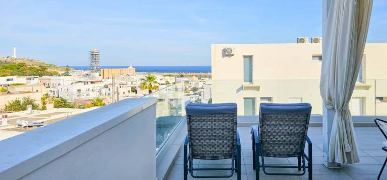 Apartment with hot tub, BBQ & patio | Sea view — photo 5