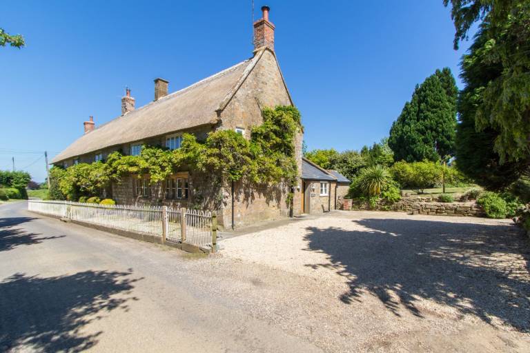 Cottage with yard in Warwick