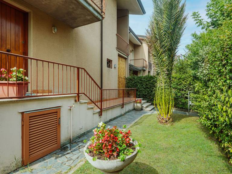 Rental apartment with yard — photo 2