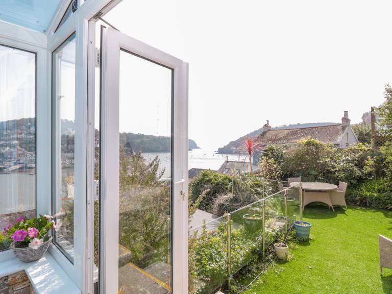 Cottage with garden | Beach view — photo 3