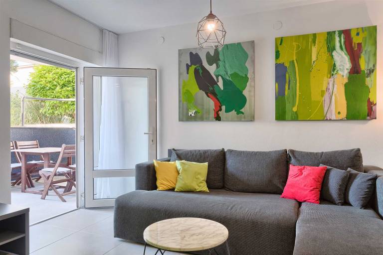 Holiday apartment with barbeque & patio — photo 4