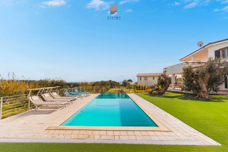Vacation home with yard & private pool | Beach view in Salve