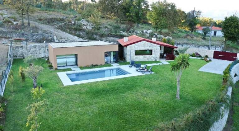 Vacation home with private pool, patio & garden in Braga