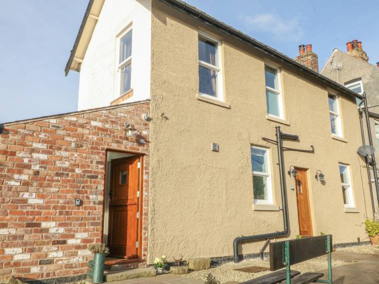 Family-oriented nice cottage with yard | Pets allowed — photo 2