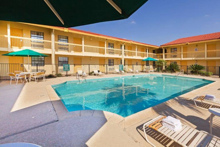 Super 8 by Wyndham Eagle Pass — photo 2