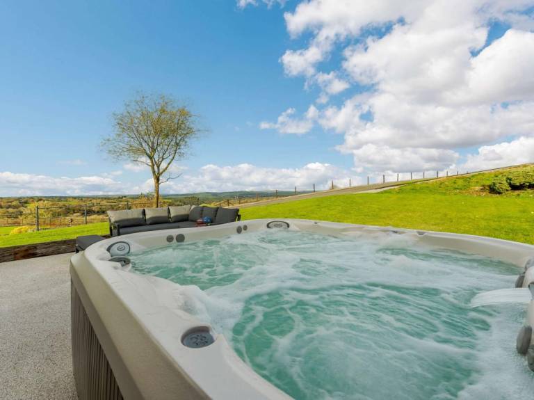 Cottage with hot tub, barbecue & garden | Water view — photo 3
