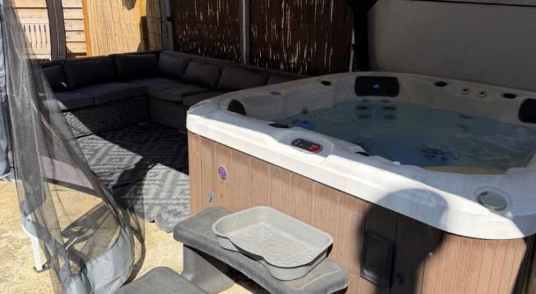 Pet Friendly Family Retreat with Private Hot Tub and Alpacas Dorset UK in Slough