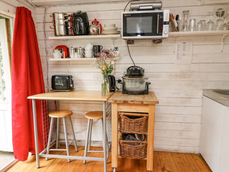 Family-friendly lovely cottage with hot tub & yard | Pets allowed — photo 5