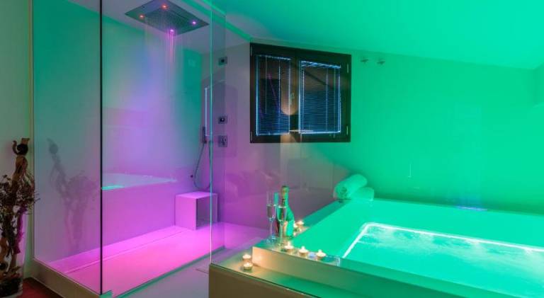 Villa with pool & hot tub — photo 5