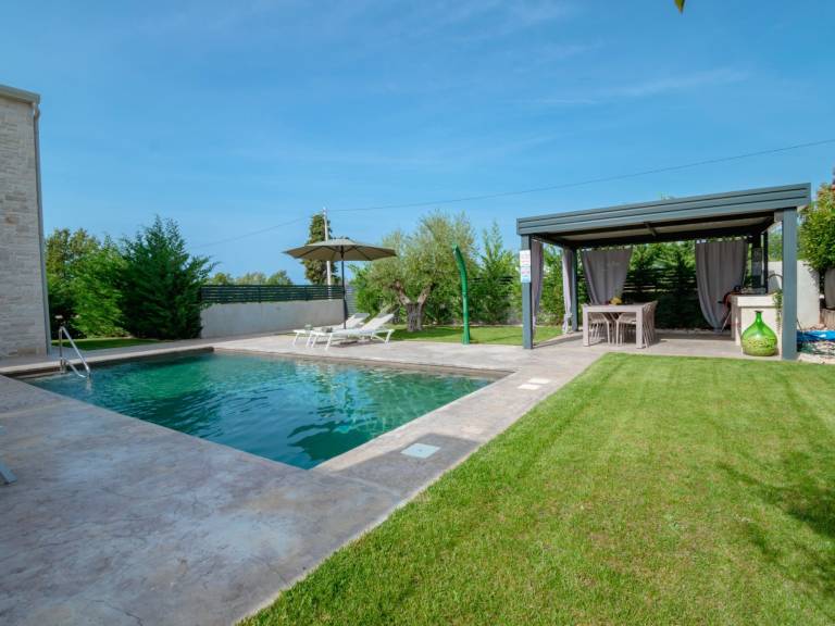 Vacation home with terrace, garden & private pool — photo 3