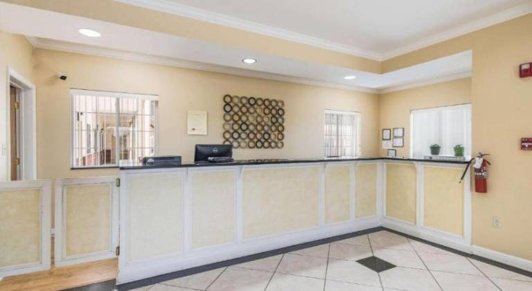 Bryant Inn And Suites — photo 4