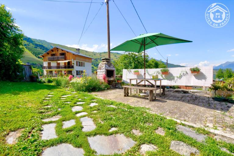 Gite with yard & terrace — photo 2