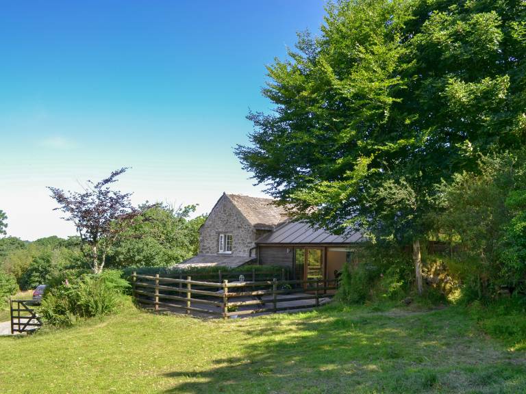 Cottage with yard & BBQ in Cornwall, ON