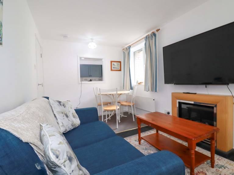 Family-friendly cottage with patio & yard | Beach view | Next to the beach | Pet-friendly — photo 4