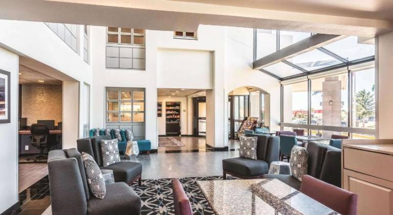 La Quinta Inn & Suites by Wyndham Colorado Springs North — photo 2
