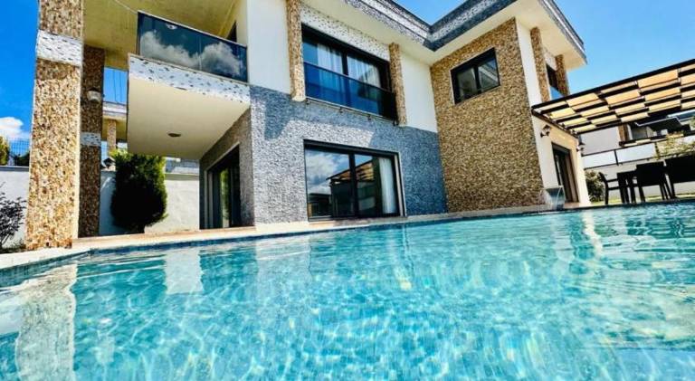 Villa with private pool & yard — photo 3