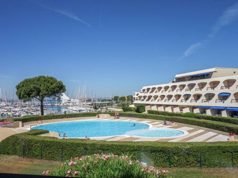 Holiday apartment with pool — photo 5