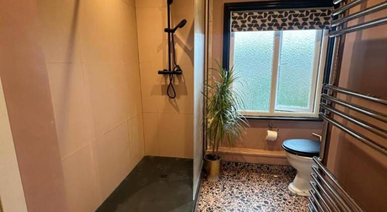 Comfortable Room or Whole House - 4BR 1BATH 1TOILET at Suffolk Pink House, Newmarket — photo 3