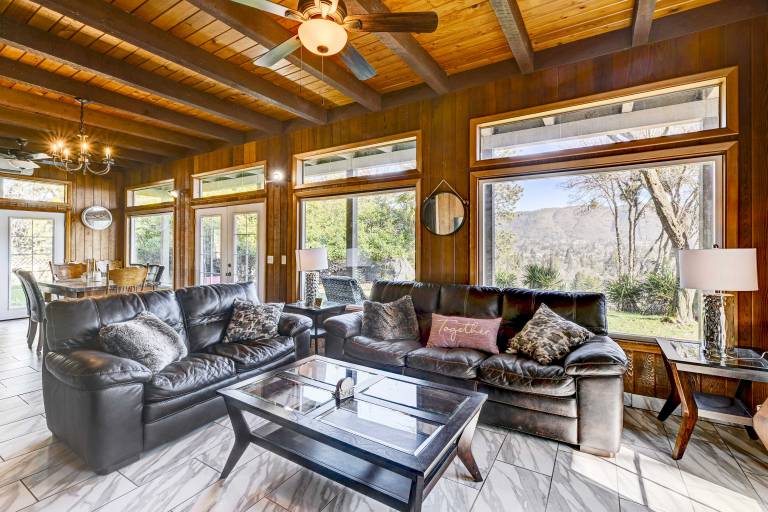 Pet-Friendly Grants Pass Home w/ Hot Tub! — photo 5