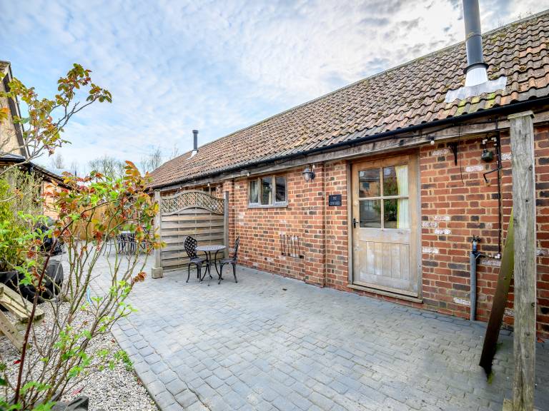 Cottage with yard in Gloucester