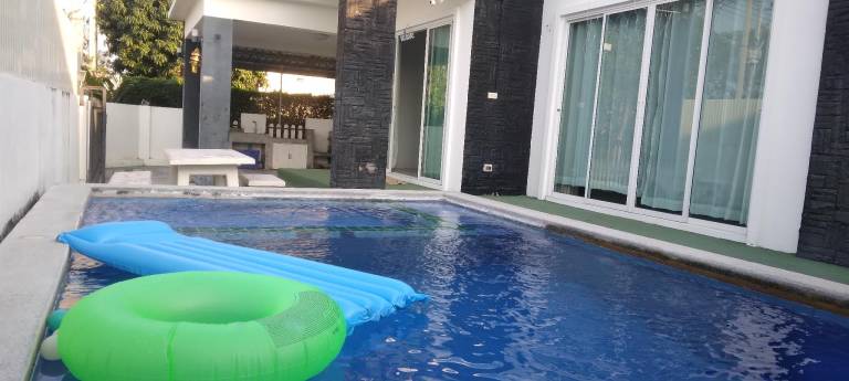 Villa with pool — photo 5