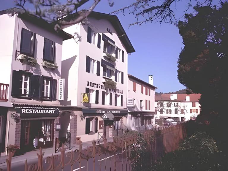Logis Hotel de la Nivelle in Saint-Pee-sur-Nivelle