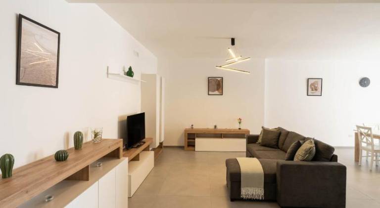 Serviced apartment with patio | Pet-friendly — photo 3
