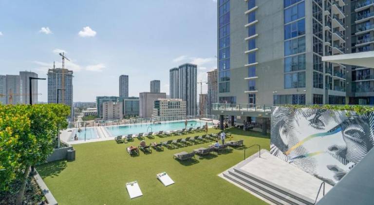 Rental apartment with patio & pool | Next to Bayside Marketplace | Pet-friendly — photo 3