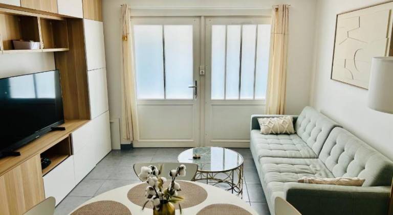 Holiday apartment with 2 rooms for 4 persons in La Rochelle